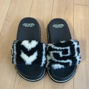 Black and white Marc Jacob’s slides